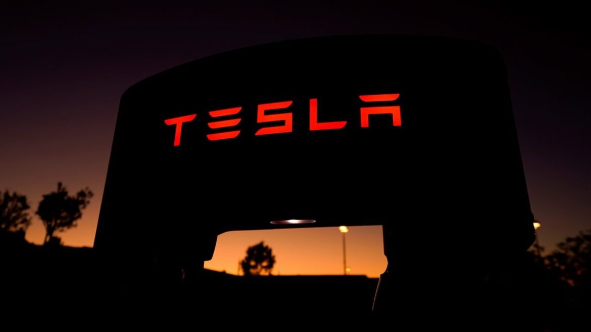 Tesla Palms Over First Mannequin Y Automobiles as German Gigafactory Lastly Goes Dwell