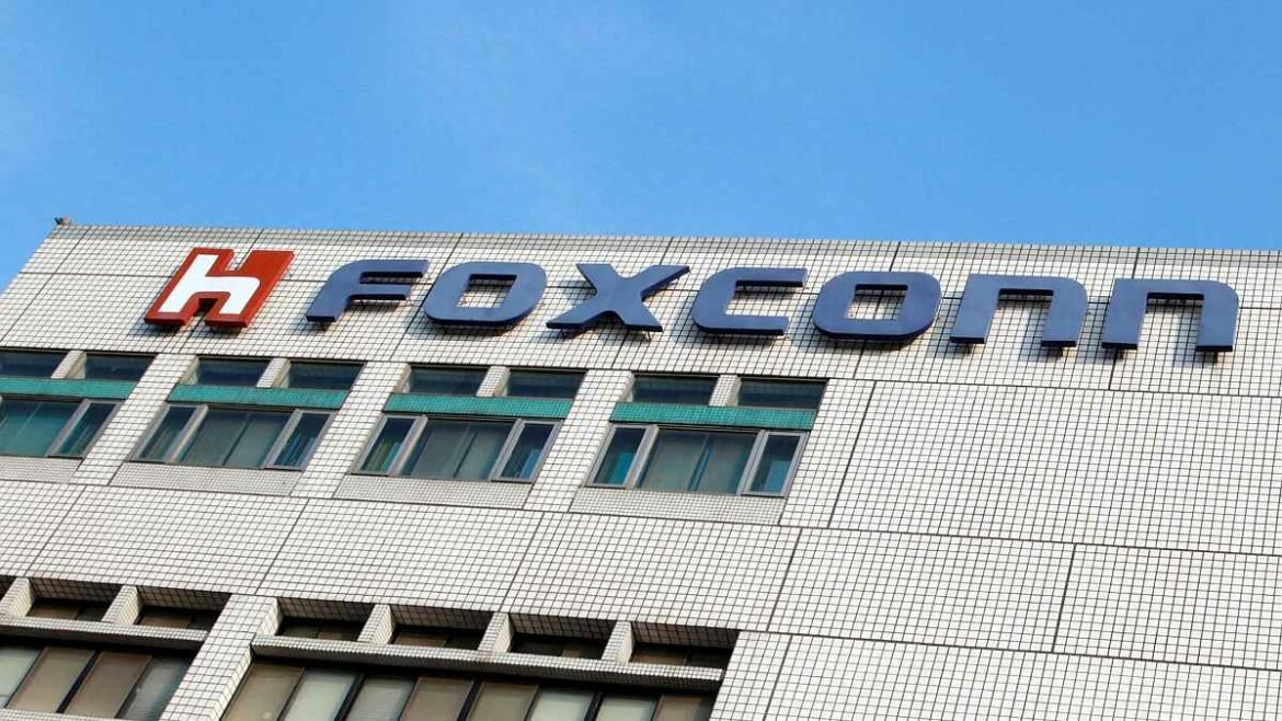 iPhone Provider Foxconn Resumes Operations in China's Shenzhen Hit by COVID-19