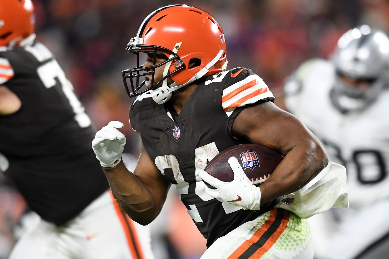 Browns’ Nick Chubb squats a bar-bending amount of weight