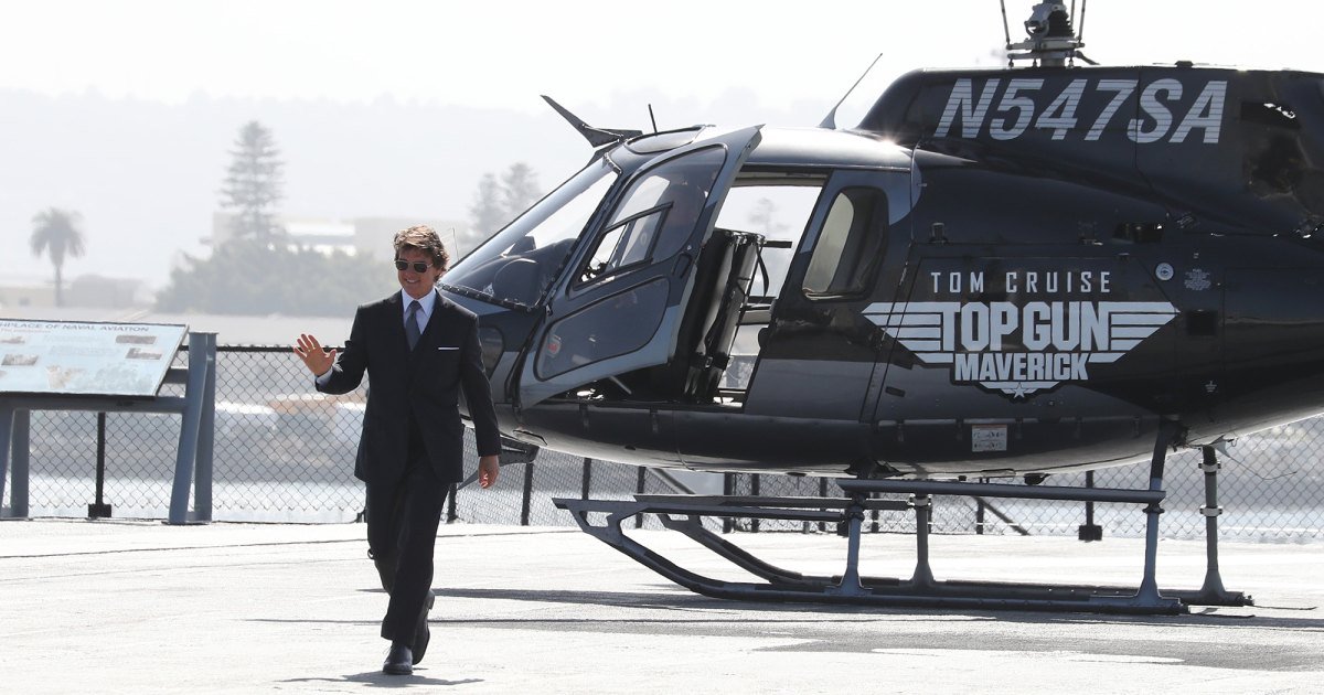 Tom Cruise Arrives to ‘Top Gun: Maverick’ Premiere in a Helicopter