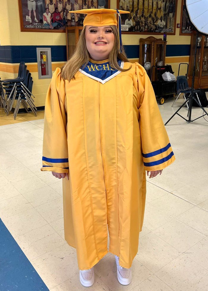 Alana 'Honey Boo Boo' Thompson Is All Grown Up In Her Senior Class Pics: You've Come So 'Far' Against 'All Odds'