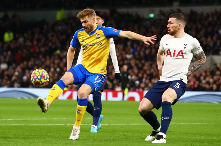 LONDON, ENGLAND - FEBRUARY 09: Pierre-Emile Hojbjerg of Tottenham Hotspur in action with Stuart Armstrong of Southampton in action during the Premier League match between Tottenham Hotspur and Southampton at Tottenham Hotspur Stadium on February 09, 2022 in London, England. (Photo by Chris Brunskill/Fantasista/Getty Images)